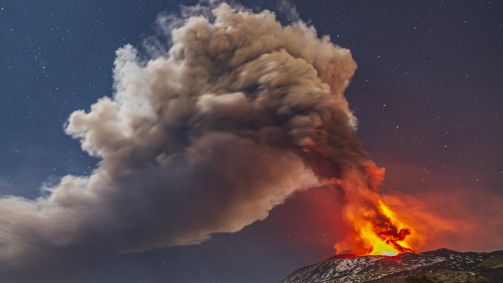 Fotky: Erupce Etny rozsvítila noční oblohu nad Sicílií